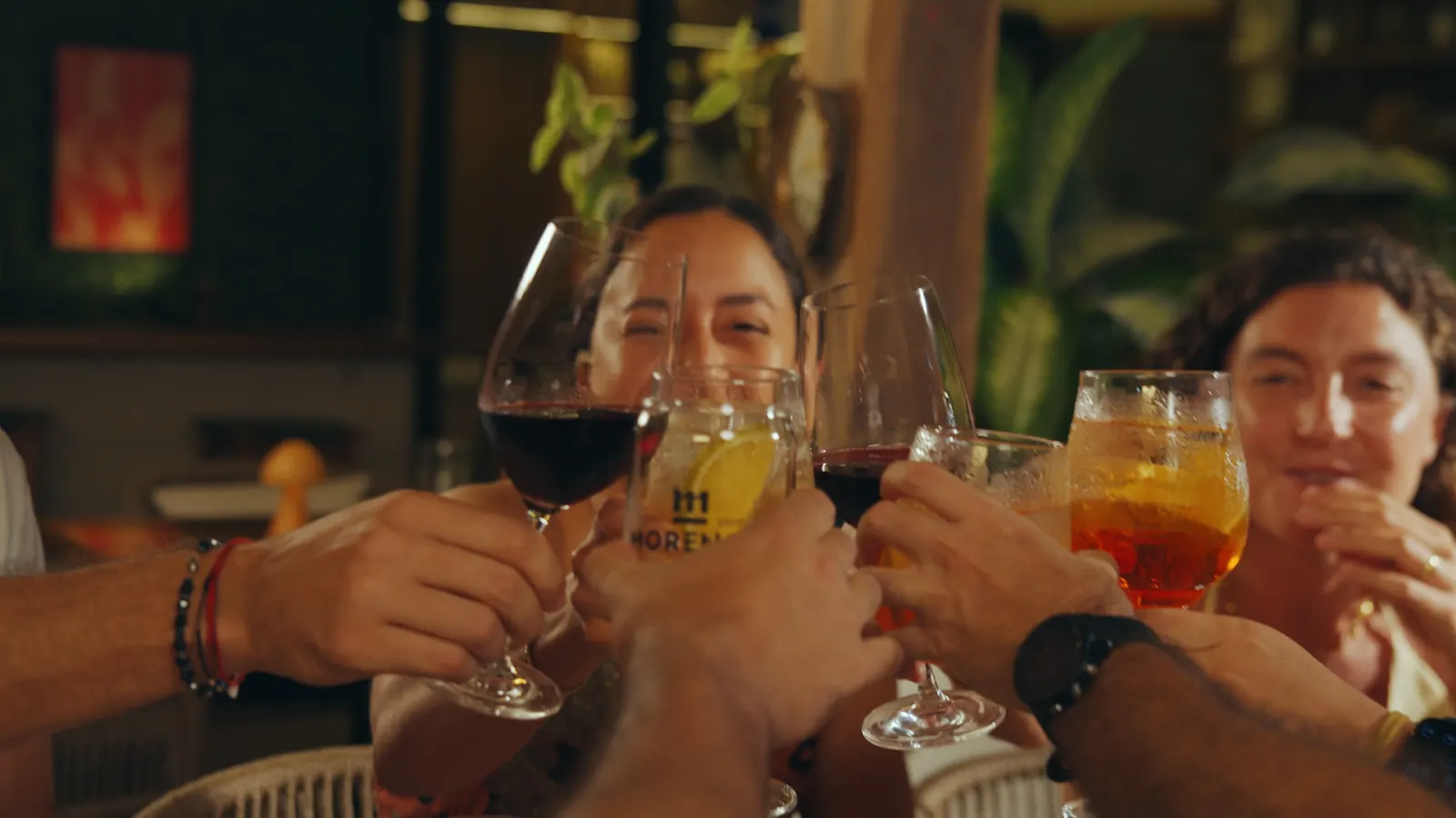 Brindis entre amigos en Mylo, focaccería y bar en Cancún