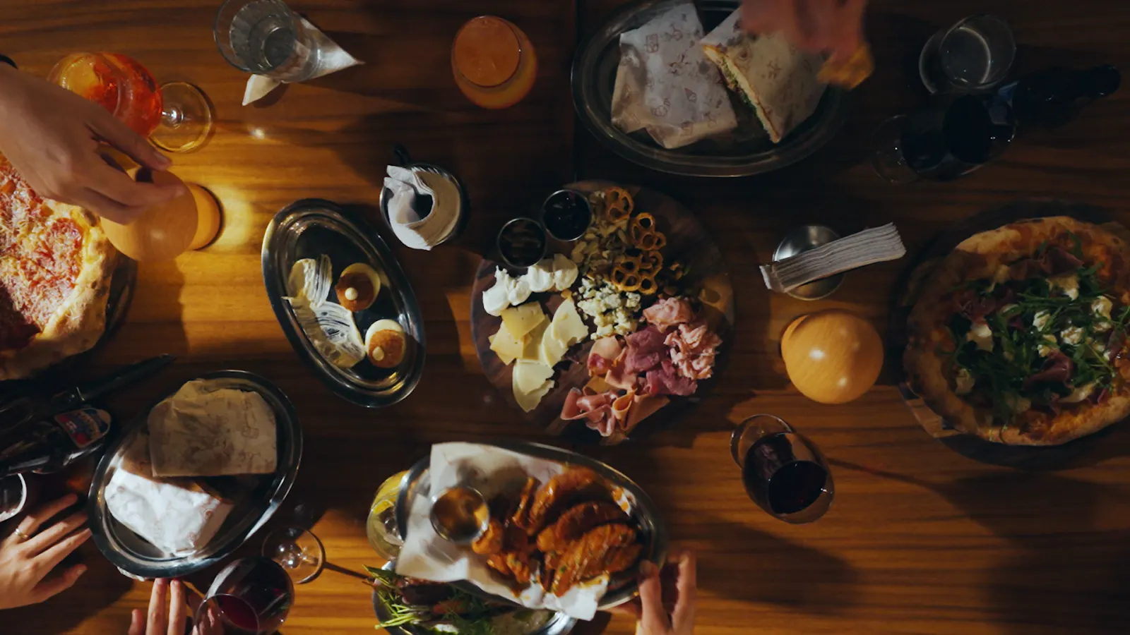 Mesa vista cenital con focaccias, pizzas y tabla de charcutería en Mylo